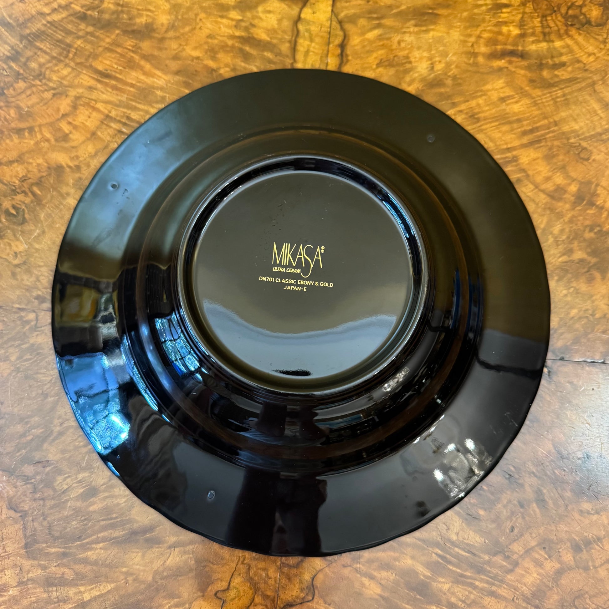 Mikasa Classic Ebony & Gold 10 Pieces 