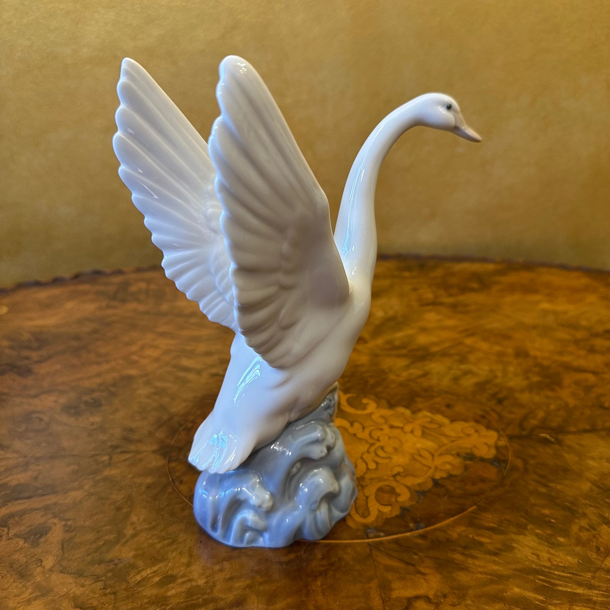 Nao Flying Swan Lladro
