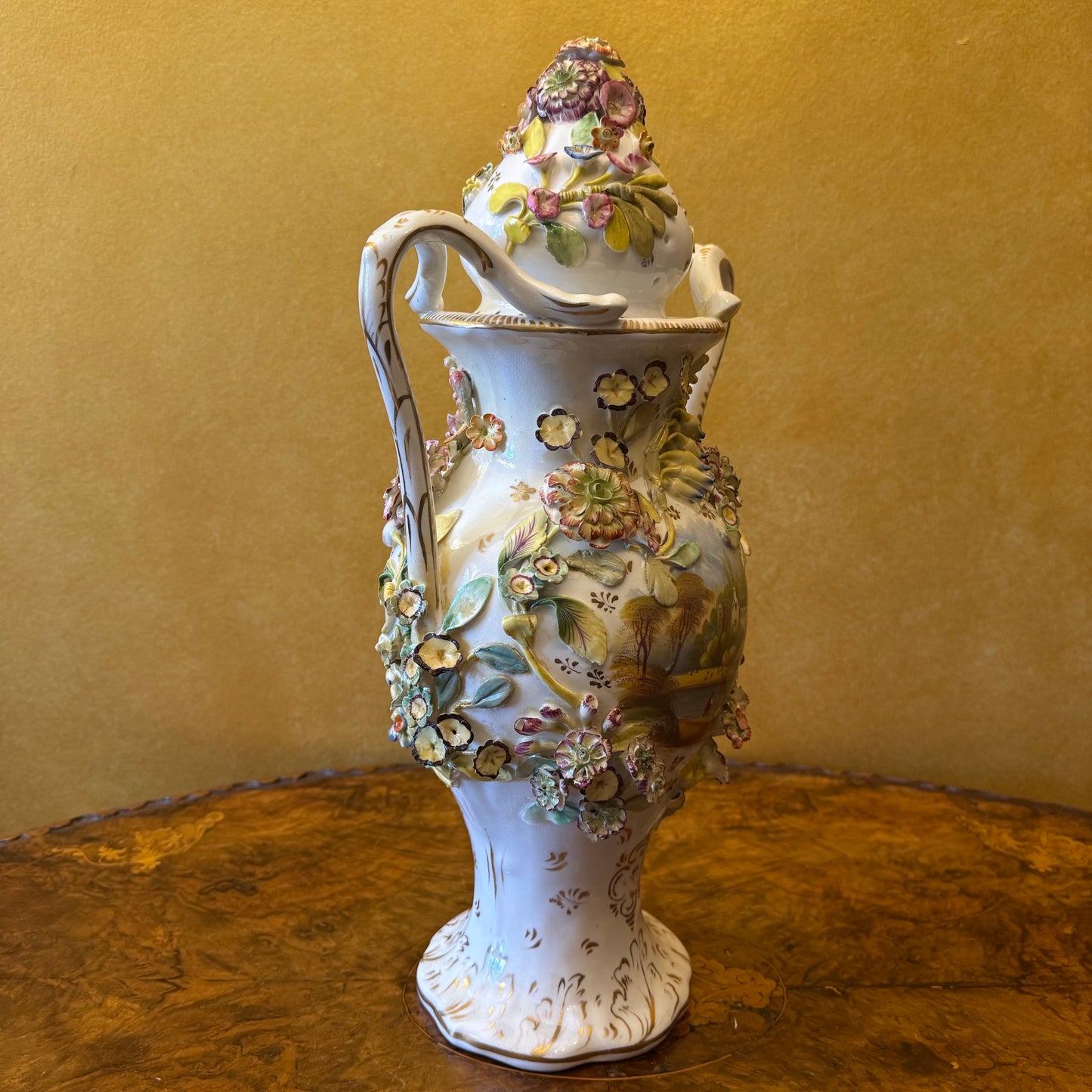 Painted Scene Twin Handles Vase Lid