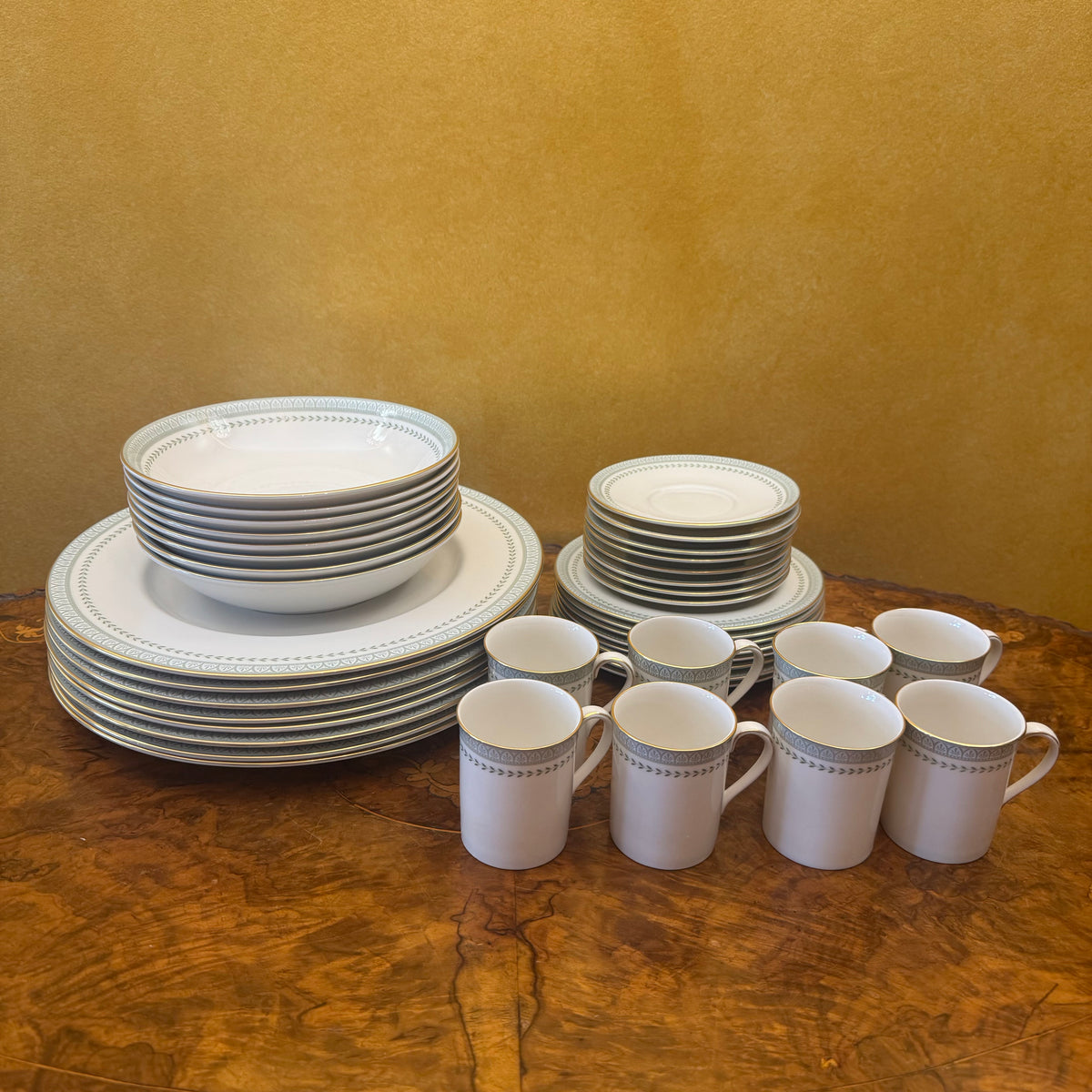 Royal Doulton Berkshire 40 Piece Dinner Set 