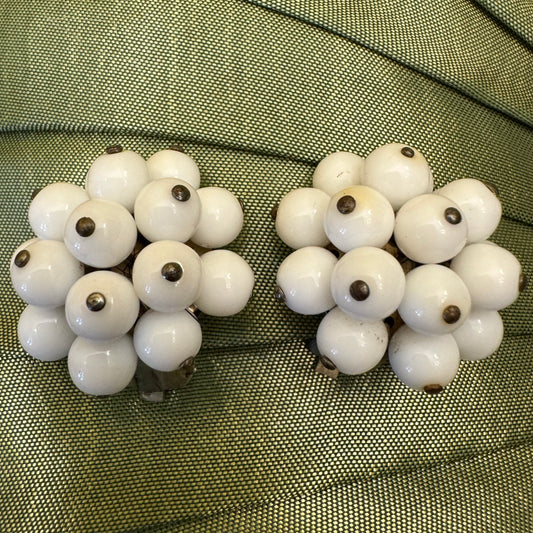 Vintage 1950s White Plastic Bead Brioch Clip On Earrings 