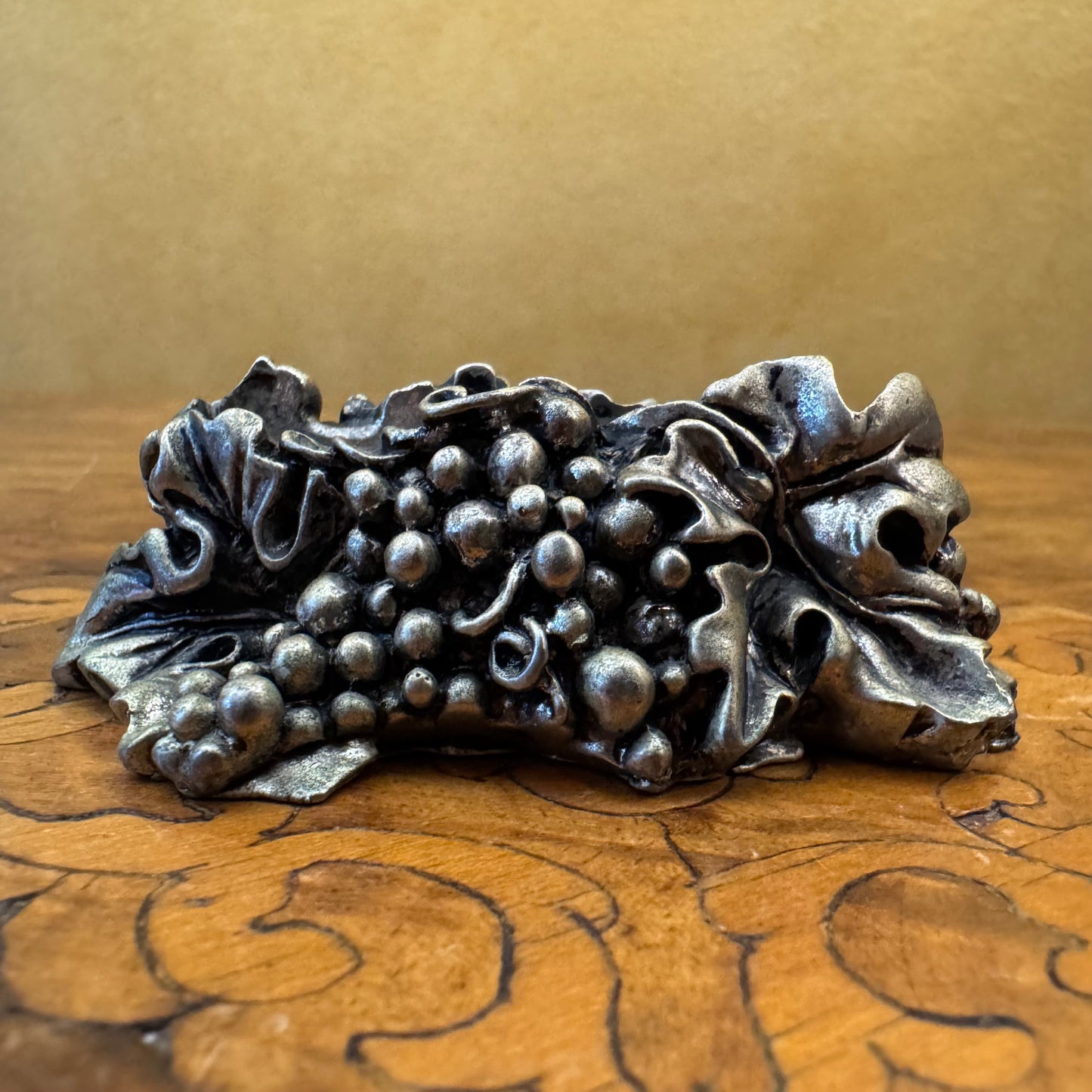 Vintage Grapes Design Desk Items Holder 