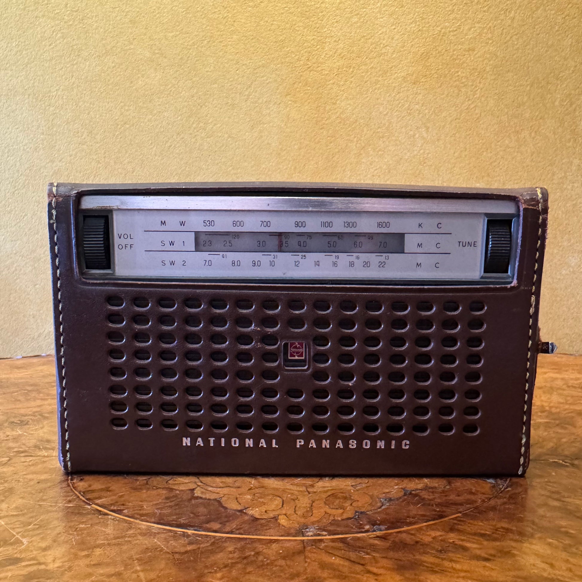 Vintage National Panasonic 3-Band 8-Transistor R-305