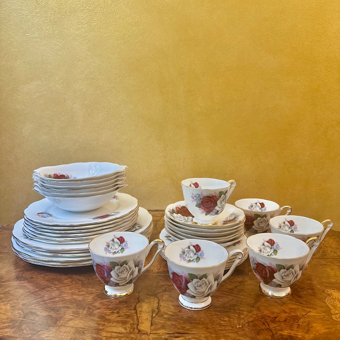 Vintage Queen Anne Duet 36 Piece Dinner Set 