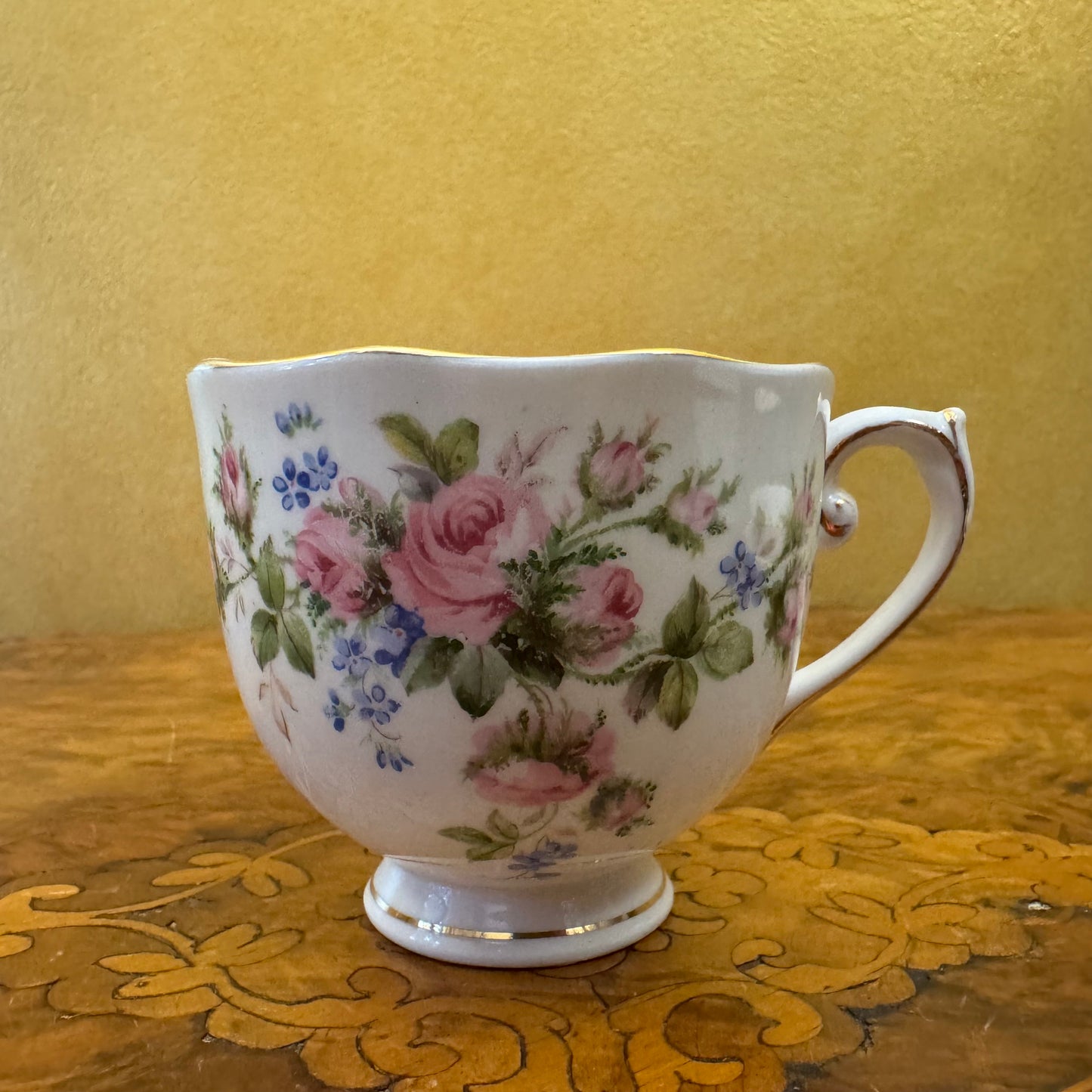 Vintage Roslyn Moss Rose tea Cup 