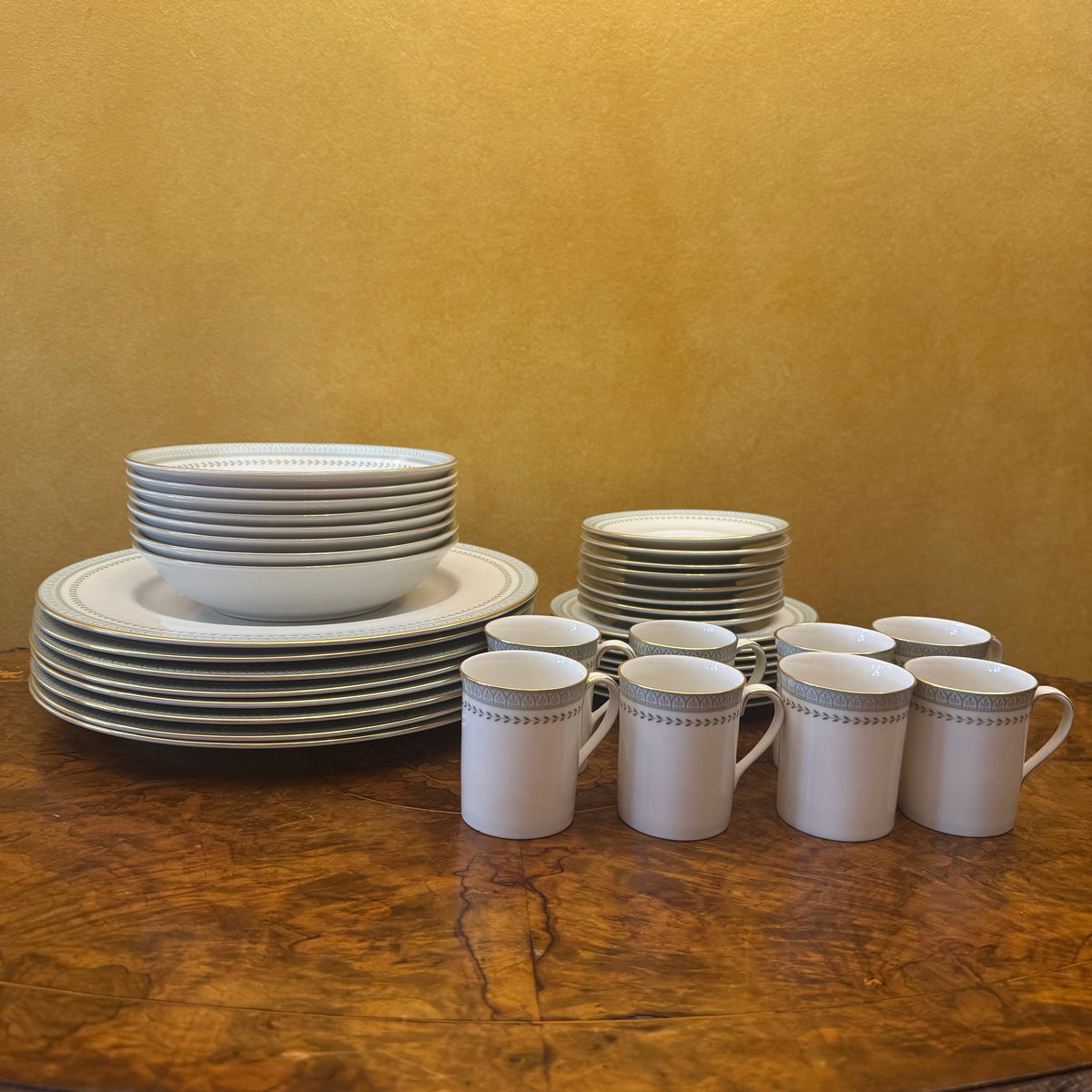Vintage Royal Doulton Berkshire 40 Piece Dinner Set 