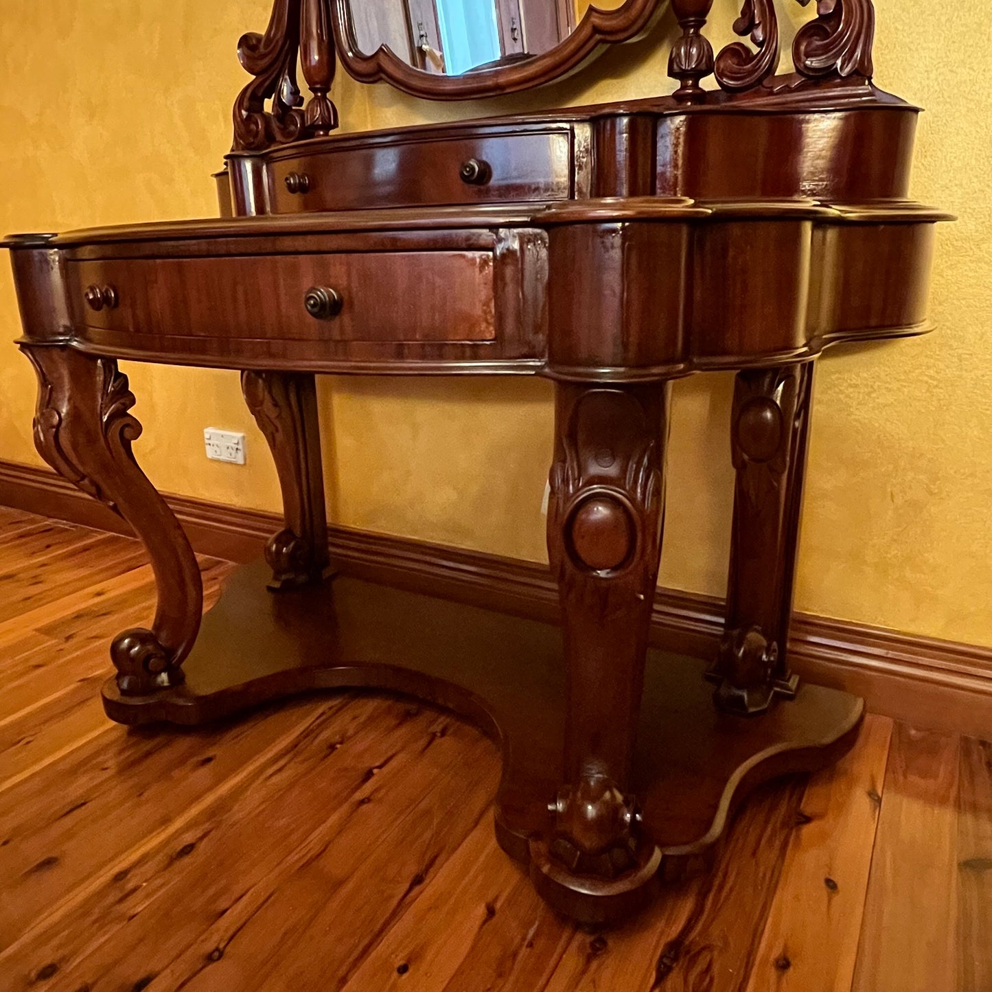 Antique Mahogany Dressing Table With Drawers