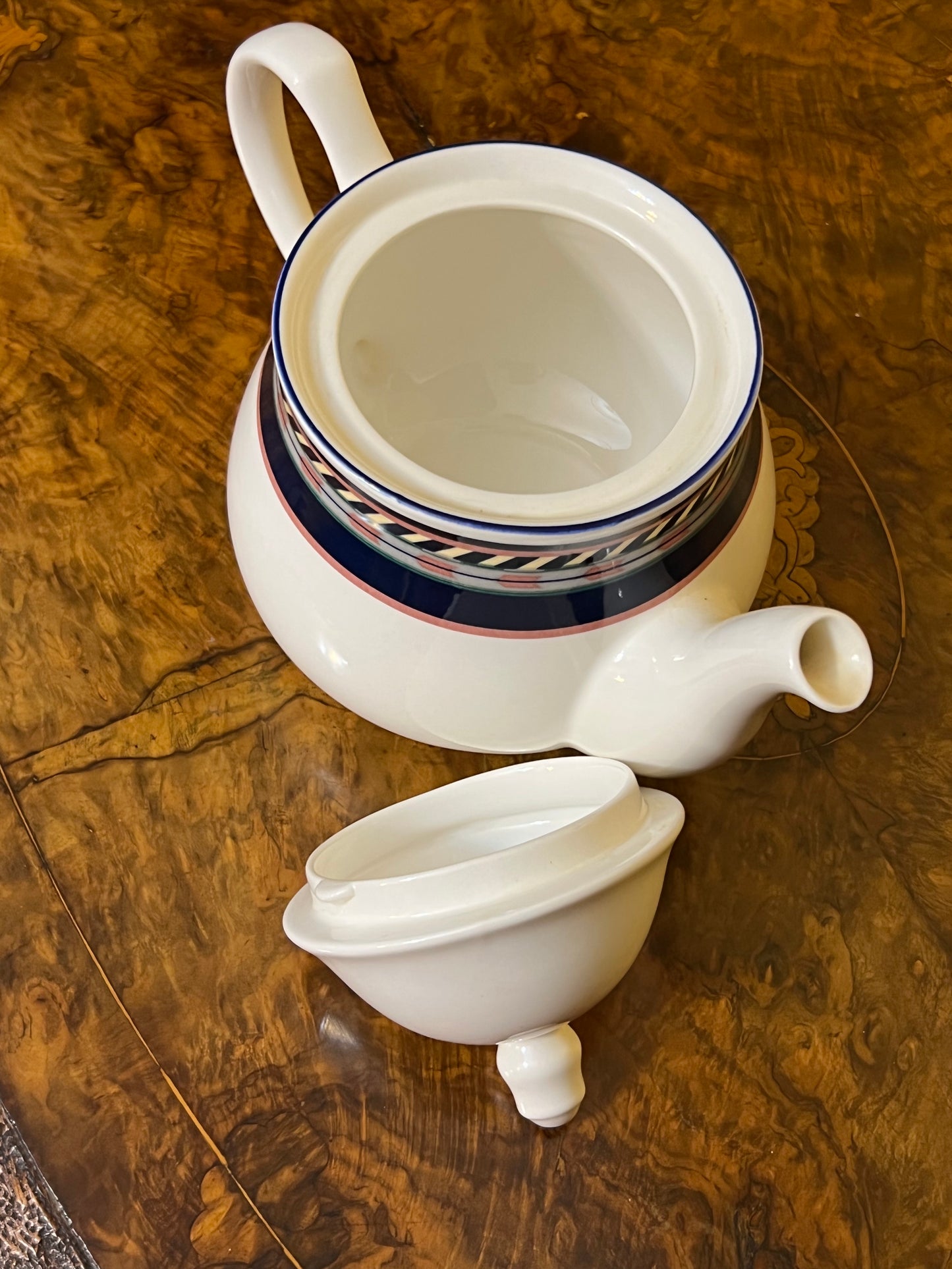 Finlandia Designed By Erica Friedman 14 Cups, Saucers and Tea Pot Set