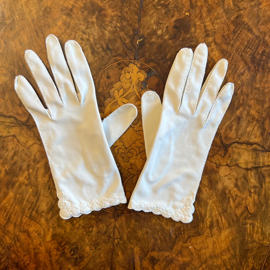 Vintage Ivory Embroidered  Edge Ladies Gloves