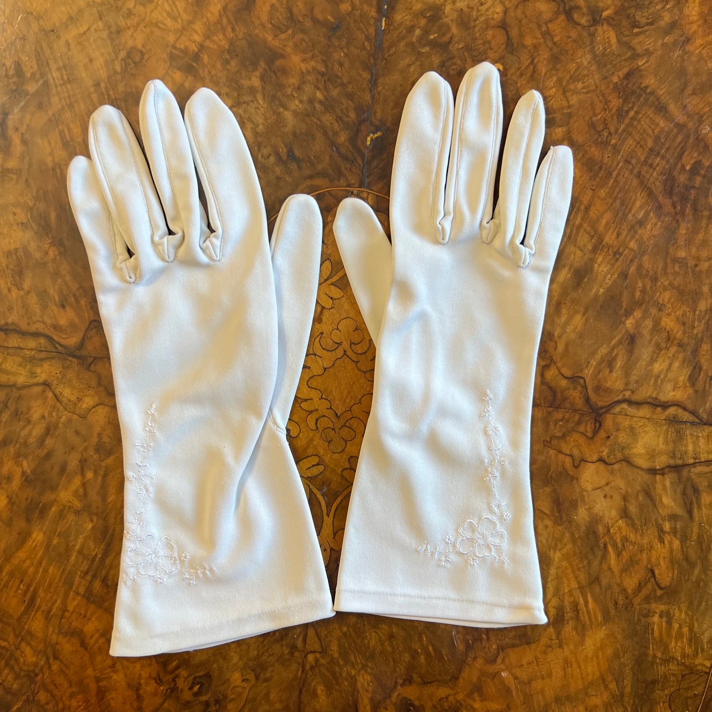 Vintage Ivory Floral Embroidery Ladies Gloves